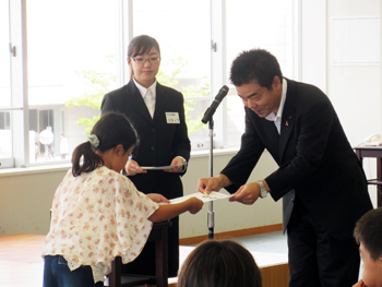 子ども県議会任命式にて任命書をお渡しする様子