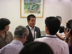 会議終了後インタビューを受ける様子