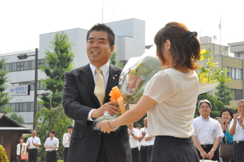 第53代滋賀県知事として県庁に初登庁する様子