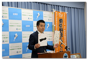 今年の漢字「一」を発表する様子