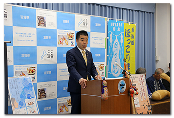 記者会見に臨む様子