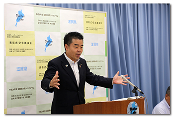 記者会見に臨む様子