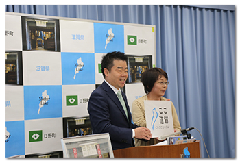 情報発信拠点「ここ滋賀」名称を提案された廣木信子さんとのツーショット