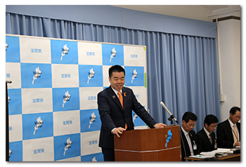 記者会見に臨む様子
