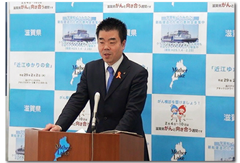 会見に臨む様子
