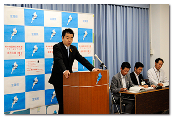 記者会見に臨む様子