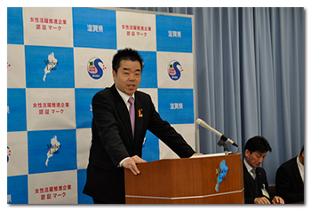 記者会見に臨む様子