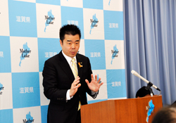 記者からの質問に回答する様子
