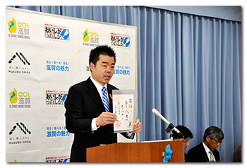 記者会見で俳句を説明する様子