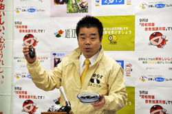下田なすをPRする様子