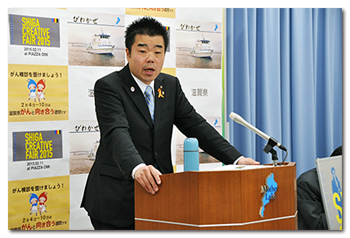 記者会見に臨む様子