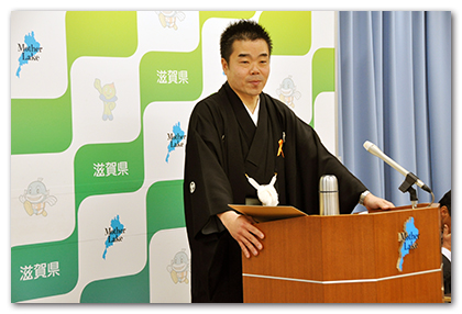 新年記者会見に臨む様子