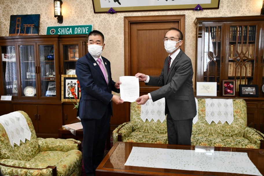真山委員長から知事への答申時2の写真です。