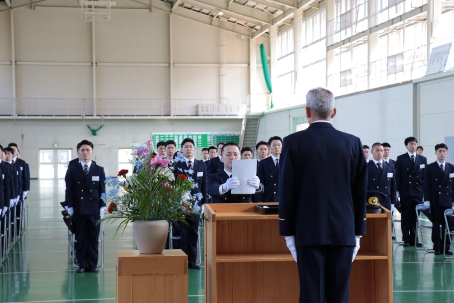 入校式で宣誓書を読み上げる山岡さん