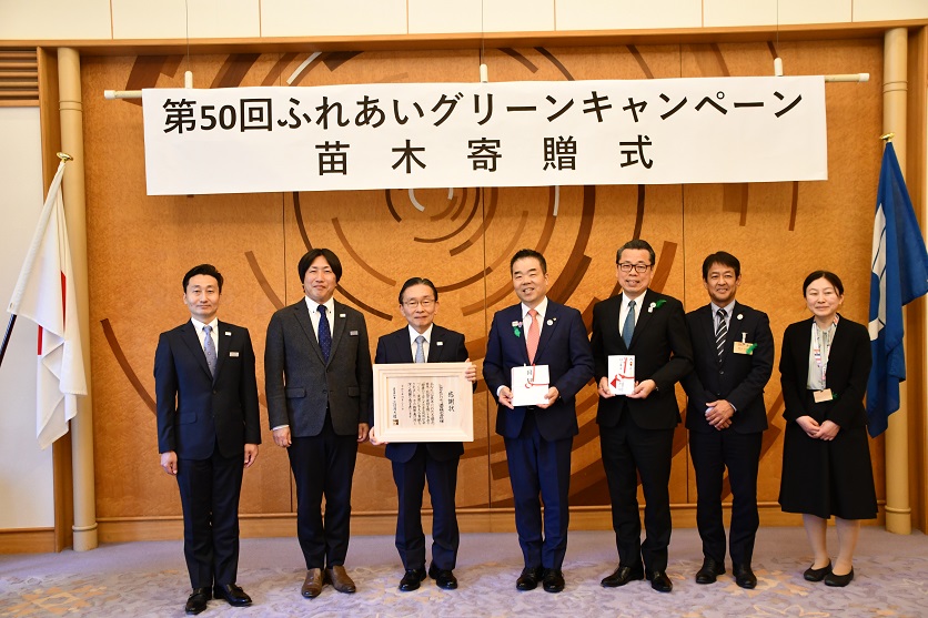 トヨタモビリティ滋賀の小澤社長(左から3人目)と知事(中央)と櫻田緑化推進会理事長(右から3人目)