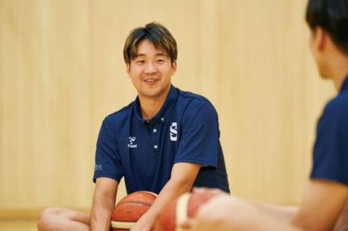 野本さんと話す森山さんの様子。手にはバスケットボール。
